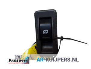 Gebruikte Schakelaar Elektrisch Raam Mitsubishi Pajero Hardtop (V1/2/3/4) 2.8 TD ic Prijs € 10,00 Margeregeling aangeboden door Autorecycling Kuijpers