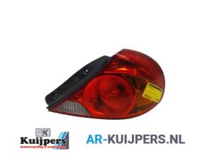 Gebruikte Achterlicht rechts Kia Sephia (FA/FB22) 1.6i 16V Prijs € 25,00 Margeregeling aangeboden door Autorecycling Kuijpers