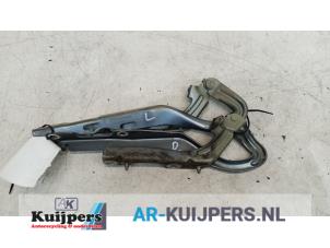 Gebruikte Motorkap Scharnier Peugeot 207/207+ (WA/WC/WM) 1.4 16V Prijs € 17,50 Margeregeling aangeboden door Autorecycling Kuijpers