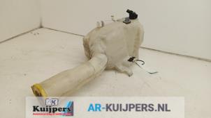 Gebruikte Ruitensproeiertank voor Chrysler 300 C 2.7 V6 24V Prijs € 40,00 Margeregeling aangeboden door Autorecycling Kuijpers