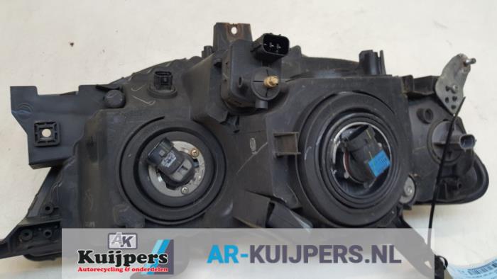 Koplamp links - Mitsubishi L200