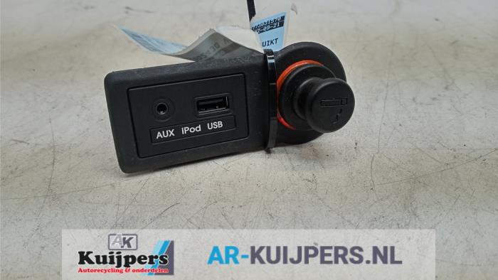 AUX/USB aansluiting - Kia Venga