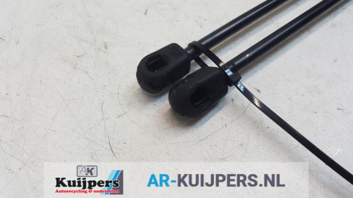 Set Gasdempers Achterklep van een Opel Zafira (M75) 2.2 16V Direct Ecotec 2006