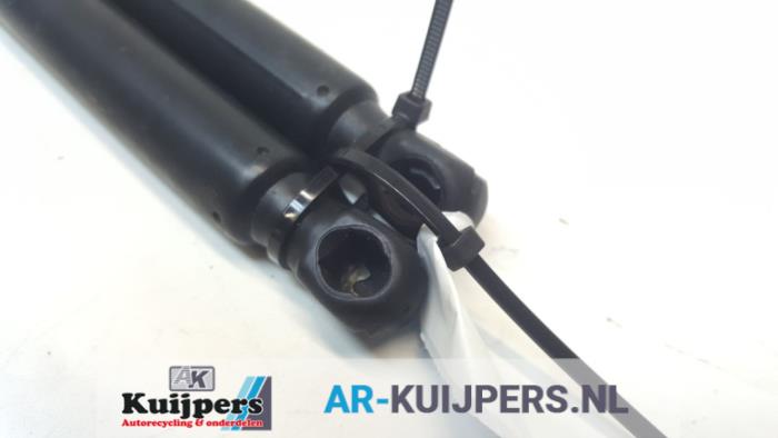 Set Gasdempers Achterklep van een Opel Zafira (M75) 2.2 16V Direct Ecotec 2006