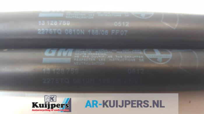 Set Gasdempers Achterklep van een Opel Zafira (M75) 2.2 16V Direct Ecotec 2006