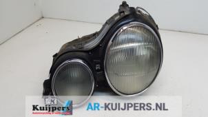 Gebruikte Koplamp links Mercedes E (W210) 3.2 E-320 24V Prijs € 30,00 Margeregeling aangeboden door Autorecycling Kuijpers
