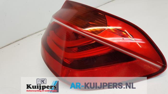 Achterlicht rechts van een BMW 2 serie Active Tourer (F45) 216d 1.5 TwinPower Turbo 12V 2015