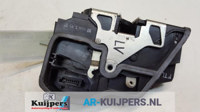 Portierslot Mechaniek 4Deurs links-voor van een BMW 5 serie (E60) 520i 24V 2003