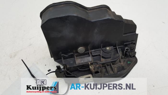 Portierslot Mechaniek 4Deurs links-voor van een BMW 5 serie (E60) 520i 24V 2003