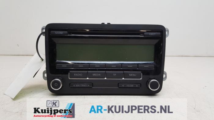 Radio van een Volkswagen Golf VI Variant (AJ5/1KA) 1.6 TDI 16V 105 2011