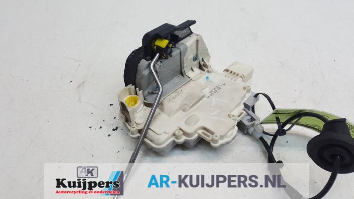 Slotmechaniek Portier 4Deurs links-voor van een Audi A4 (B7) 2.0 TFSI 20V 2005