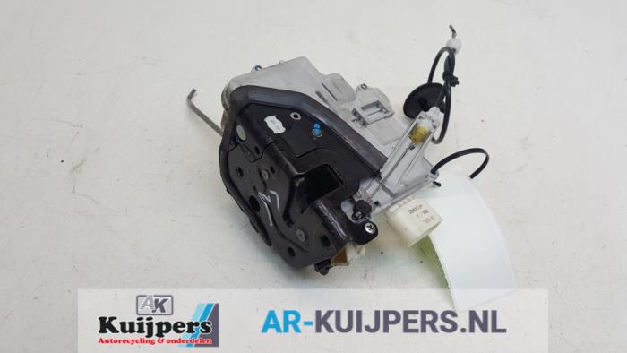 Slotmechaniek Portier 4Deurs links-voor van een Audi A4 (B7) 2.0 TFSI 20V 2005