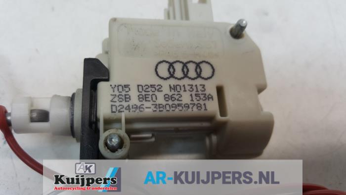 Tankklep Vergrendelingsmotor van een Audi A4 (B7) 2.0 TFSI 20V 2005