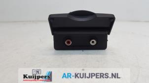 Gebruikte AUX/USB aansluiting Renault Twingo II (CN) 1.5 dCi 90 FAP Prijs € 15,00 Margeregeling aangeboden door Autorecycling Kuijpers