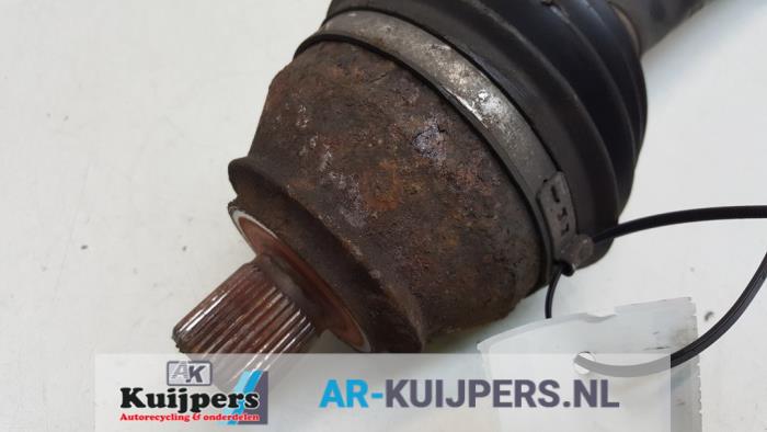 Aandrijfas links-voor van een Volkswagen Transporter T4 1.9 TD 1998