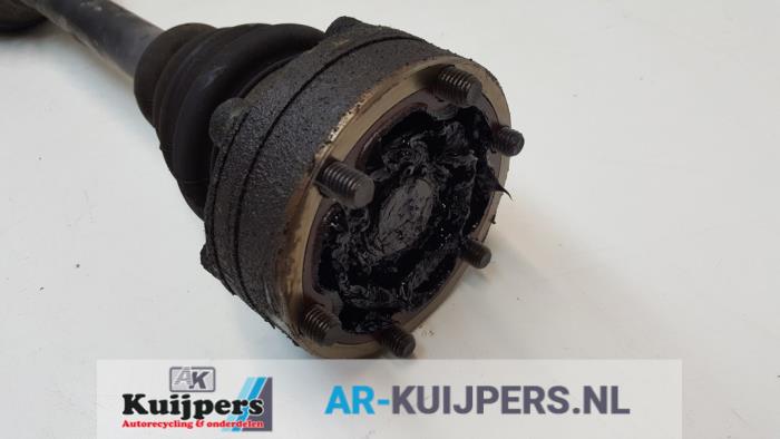 Aandrijfas links-voor van een Volkswagen Transporter T4 1.9 TD 1998