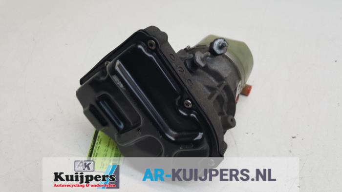 Stuurbekrachtiging Pomp van een Ford S-Max (GBW) 2.0 TDCi 16V 140 2009