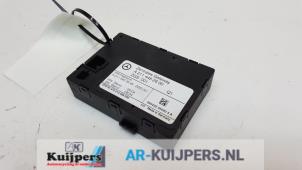 Gebruikte Deur module Mercedes E (W211) 5.0 E-500 V8 24V Prijs € 25,00 Margeregeling aangeboden door Autorecycling Kuijpers