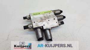 Gebruikte Kleppenblok hydraulisch BMW 7 serie (E65/E66/E67) 760i,Li 6.0 V12 48V Prijs € 175,00 Margeregeling aangeboden door Autorecycling Kuijpers