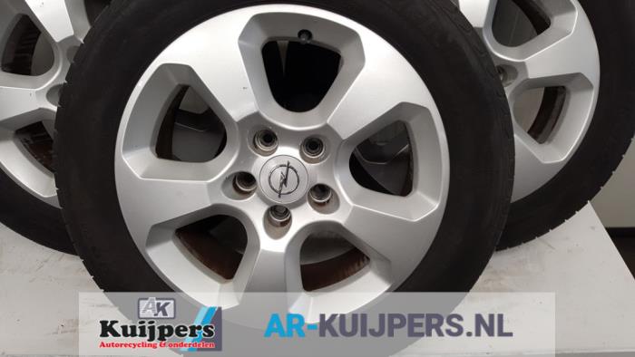 Velgen set + banden van een Opel Zafira (M75) 1.6 16V 2005