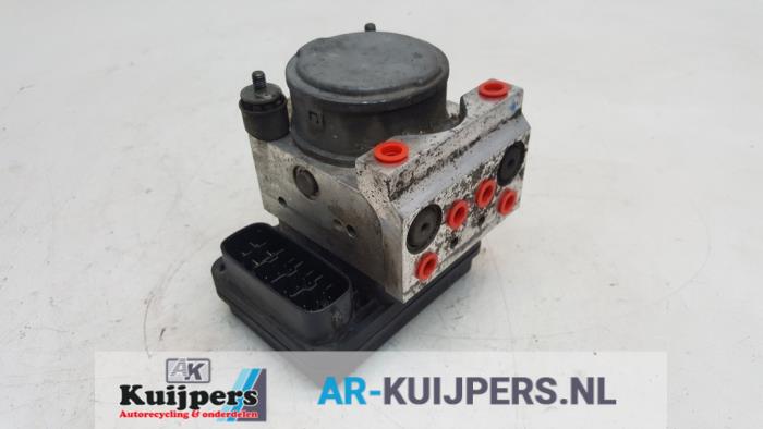 ABS Pomp van een Toyota Land Cruiser (J12) 3.0 D-4D 16V 2003