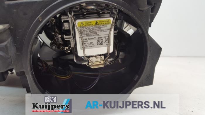 Koplamp rechts van een Volkswagen Touran (1T1/T2) 1.4 16V TSI 140 2007