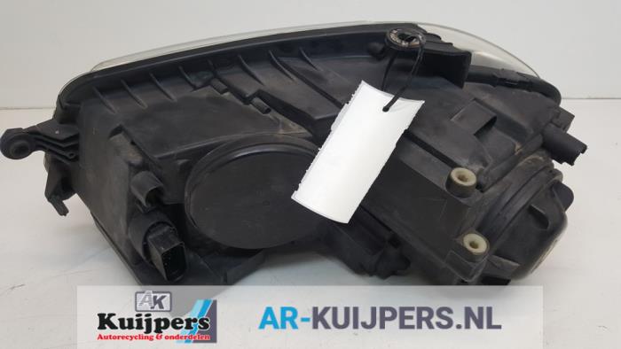 Koplamp rechts van een Volkswagen Touran (1T1/T2) 1.4 16V TSI 140 2007