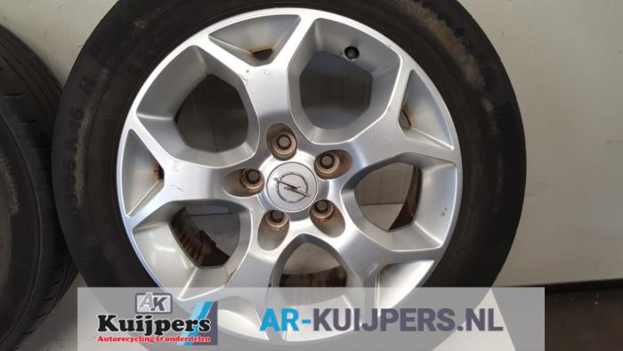 Velgen set + banden van een Opel Zafira (M75) 2.2 16V Direct Ecotec 2006