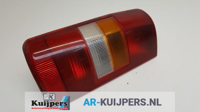 Achterlicht links van een Peugeot Expert (222/224) 1.9 D 220 C 2005