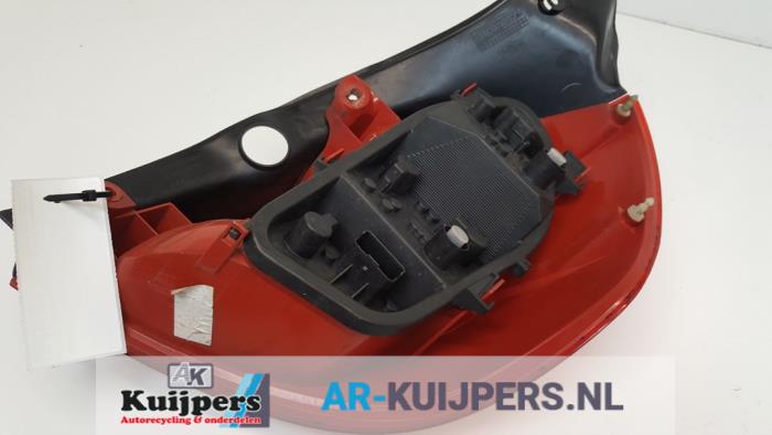 Achterlicht links van een Renault Clio III (BR/CR) 1.2 16V 75 2007