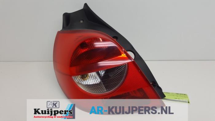 Achterlicht links van een Renault Clio III (BR/CR) 1.2 16V 75 2007