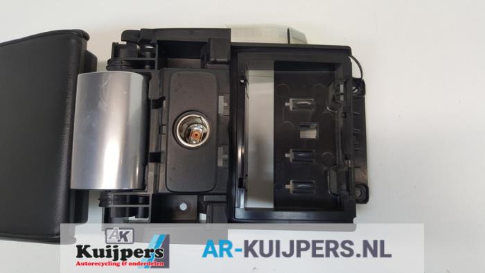 Armleuning van een Volvo V70 (BW) 1.6 DRIVe 16V 2010