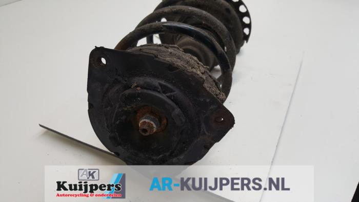 Schokbreker links-voor van een Renault Clio III (BR/CR) 1.6 16V 2006