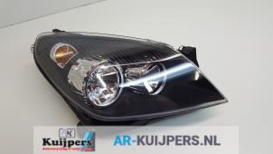 Gebruikte Koplamp rechts Opel Astra H (L48) 1.4 16V Twinport Prijs € 65,00 Margeregeling aangeboden door Autorecycling Kuijpers