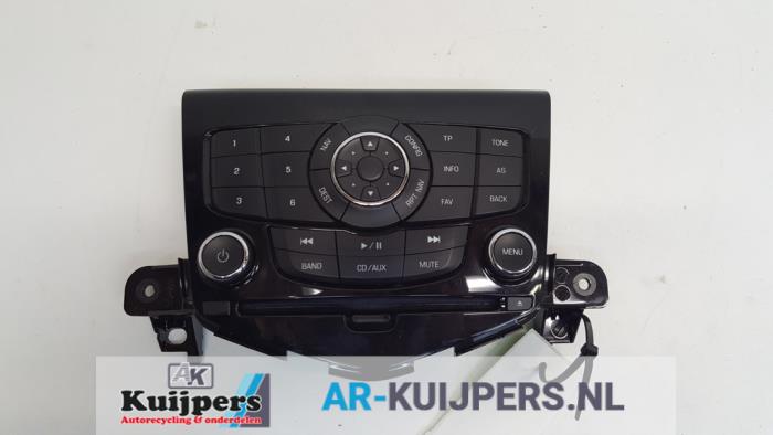 Radiobedienings paneel van een Chevrolet Cruze (300) 1.8 16V VVT 2010