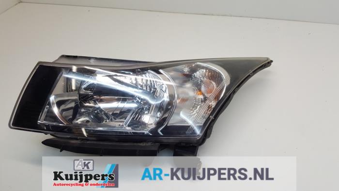 Linker Koplamp van een Chevrolet Cruze (300) 1.8 16V VVT 2010