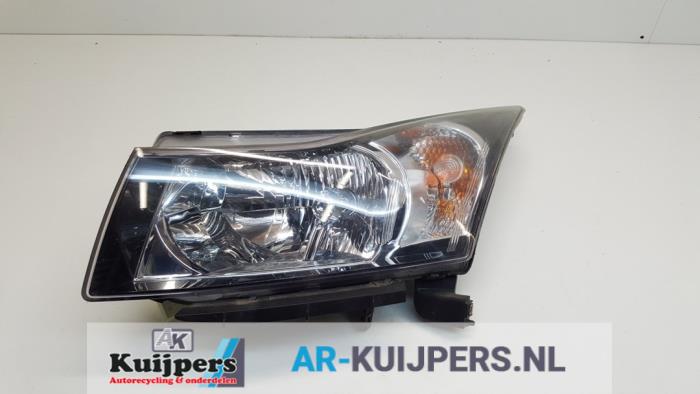 Linker Koplamp van een Chevrolet Cruze (300) 1.8 16V VVT 2010