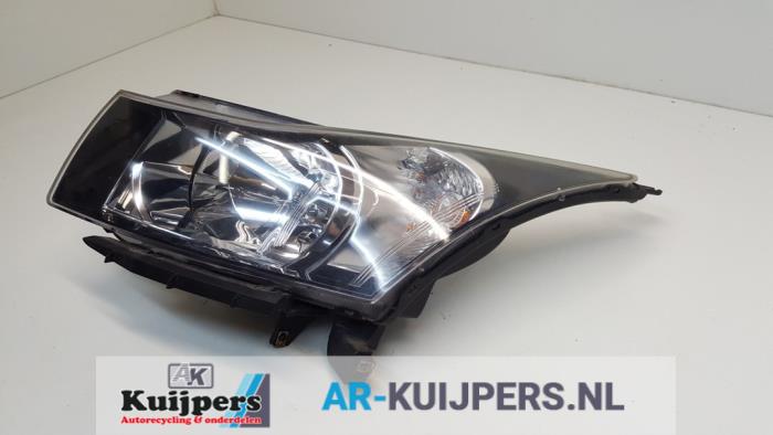 Koplamp links van een Chevrolet Cruze (300) 1.8 16V VVT 2010