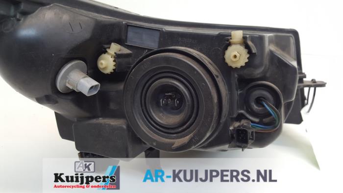 Koplamp links van een Chevrolet Cruze (300) 1.8 16V VVT 2010