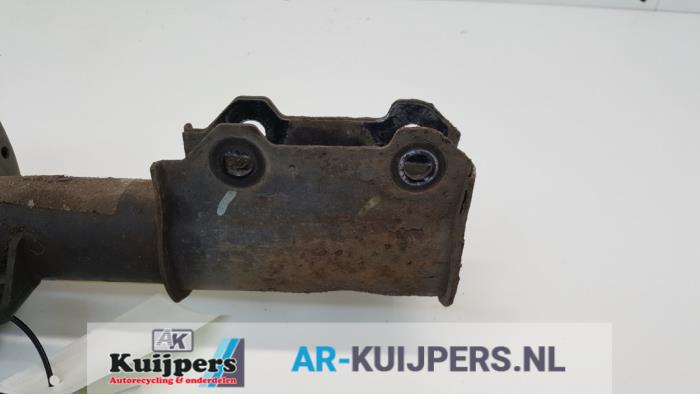 Schokdemperpoot rechts-voor van een Chevrolet Cruze (300) 1.8 16V VVT 2010