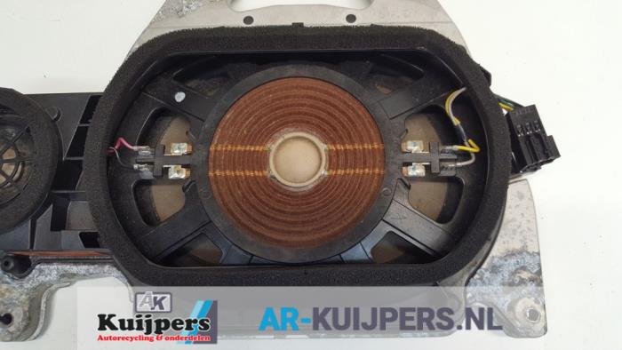 Subwoofer van een Mercedes-Benz CLA (117.3) 2.0 CLA-250 Turbo 16V 4-Matic 2016