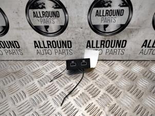 Gebruikte AUX/USB aansluiting Renault Kadjar (RFEH) Prijs € 30,00 Margeregeling aangeboden door AllroundCarParts