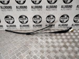 Gebruikte Ruitenwisserarm voor Mercedes Vito (447.6) Prijs € 20,00 Margeregeling aangeboden door AllroundCarParts