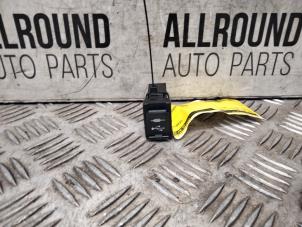 Gebruikte AUX/USB aansluiting Toyota RAV4 (A4) 2.5 Hybrid 16V VVT-i 4x4 Prijs € 50,00 Margeregeling aangeboden door AllroundCarParts