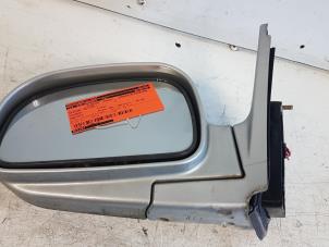 Gebruikte Spiegel Buiten links Hyundai Santa Fe I 2.0 16V 4x2 Prijs € 45,00 Margeregeling aangeboden door Autodemontagebedrijf Smit
