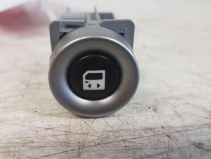 Gebruikte Schuifdeur schakelaar Peugeot 807 Prijs € 15,00 Margeregeling aangeboden door Autodemontagebedrijf Smit