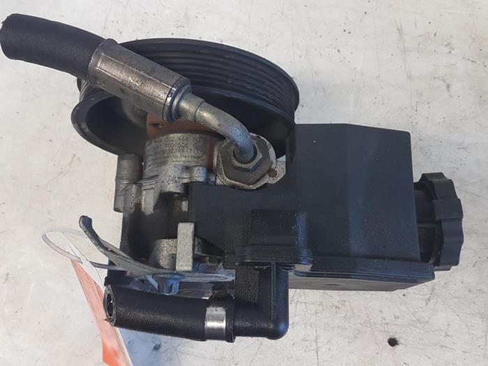 Gebruikte Pomp Servo Mercedes C (W202) 2.2 C-200 CDI 16V Prijs € 25,00 Margeregeling aangeboden door Autodemontagebedrijf Smit