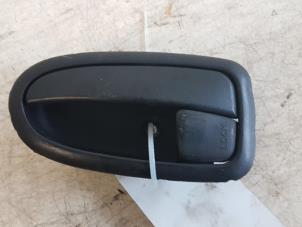 Gebruikte Deurgreep 4Deurs rechts-achter Hyundai Matrix 1.6 16V Prijs € 15,00 Margeregeling aangeboden door Autodemontagebedrijf Smit