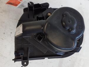 Gebruikte Kachel Ventilatiemotor Lancia Phedra 2.0 16V Prijs € 60,00 Margeregeling aangeboden door Autodemontagebedrijf Smit