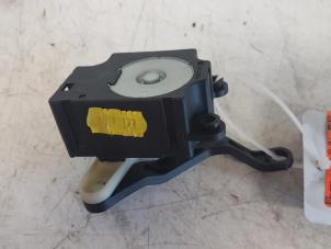 Gebruikte Kachelklep Motor Opel Vectra C Caravan 2.2 DIG 16V Prijs € 20,00 Margeregeling aangeboden door Autodemontagebedrijf Smit